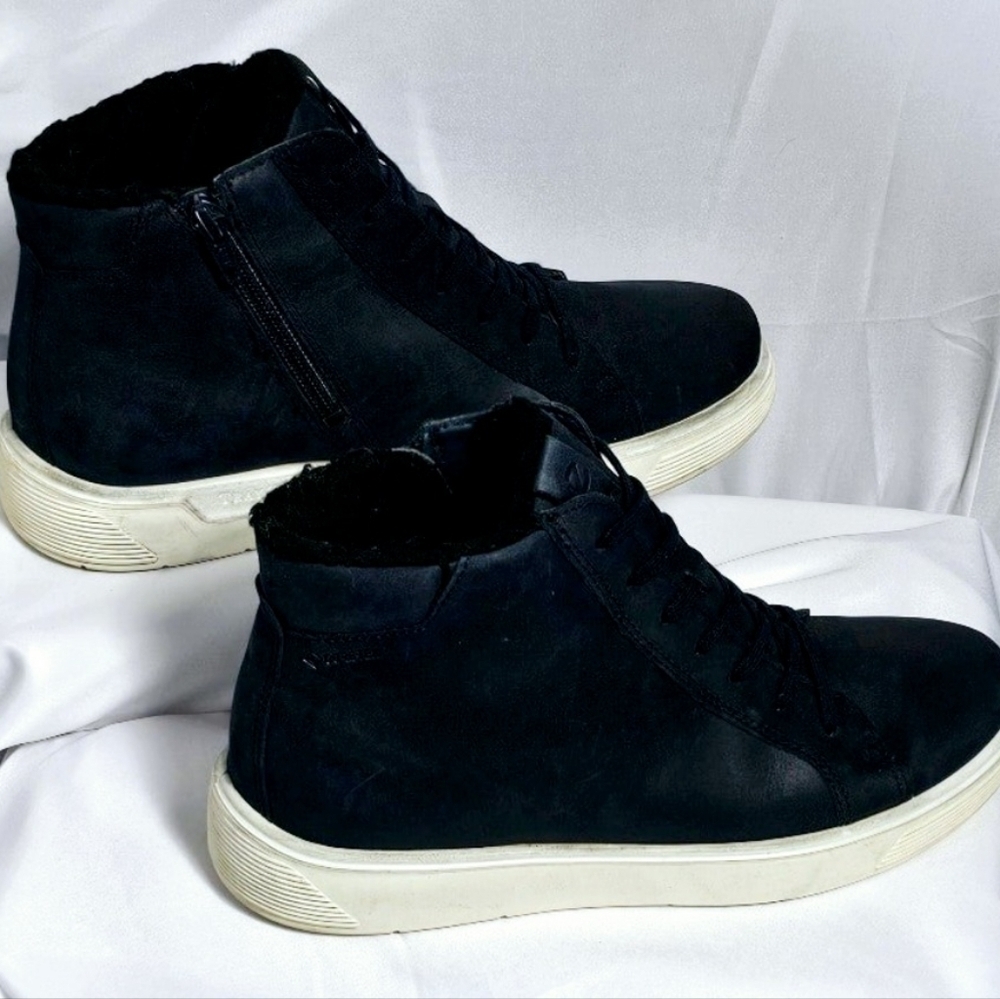 Size 38 Navy Ecco Tray Tech Sneaker